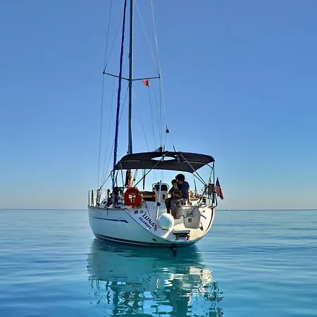 Sailing On A Private Acht Bavaria 44 With Captan Apartmán